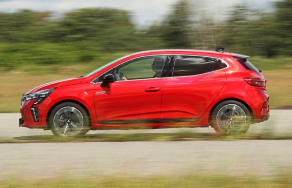 Най-добра вносна малка кола

Технически е Renault Clio – разполага с 1,6-литров четирицилиндров двигател и пълна хибридна система с два електрически мотора. Мощността на системата е 143 к.с. Сложното, но също така скъпо задвижване се допълва от неговата  „многорежимна трансмисия“. Има място за до 979 литра багаж. Много мощен автомобил!
